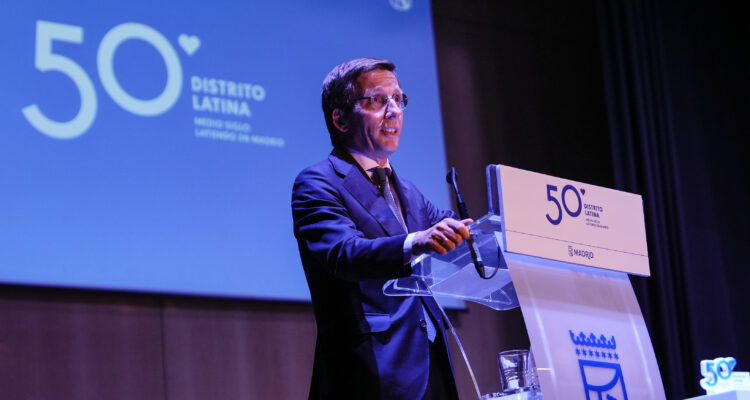 El alcalde de Madrid, José Luis Martínez-Almeida, en la gala del 50º aniversario de la constitución del distrito de Latina