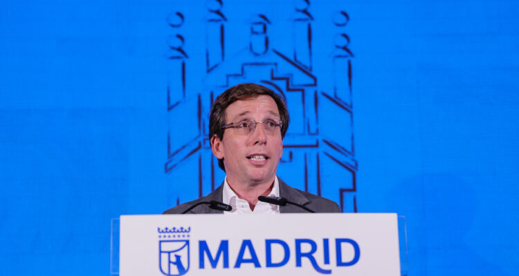 El alcalde de Madrid ha recibido en el Palacio de Cibeles a representantes de las entidades que han organizado el viaje apostólico de León XIV a la capital