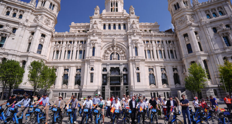 El alcalde en la plaza de Cibeles junto a una treintena de representantes diplomáticos que han llegado hasta el Templo de Debod en bici