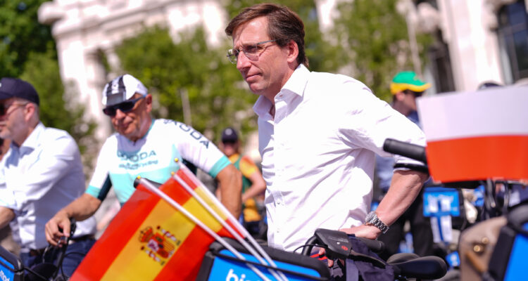 El alcalde en la plaza de Cibeles junto a una treintena de representantes diplomáticos que han llegado hasta el Templo de Debod en bici