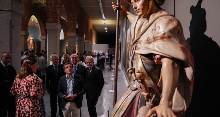 Almeida inaugura la exposición ‘Arte y misericordia. El Barroco de la Santa Caridad de Sevilla en Madrid’