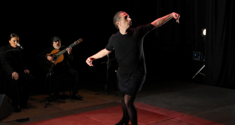 Imagen del bailaor y coreógrafo sevillano Israel Galván durante uno de sus espectáculos. © Isabelle Louvier