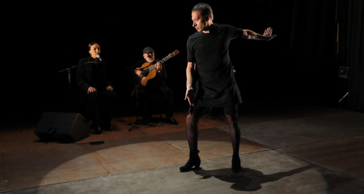 Imagen del bailaor y coreógrafo sevillano Israel Galván durante uno de sus espectáculos. © Isabelle Louvier