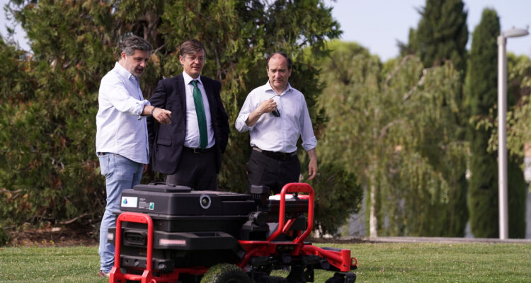 Peña, Páramo y Carabante durante la visita al parque Juan Carlos I