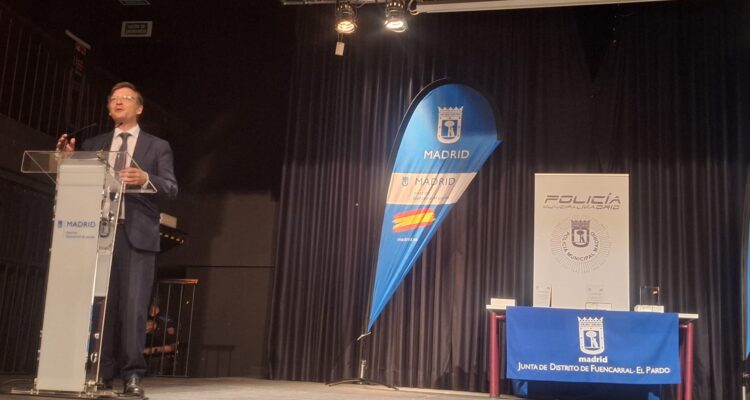 El concejal del distrito, José Antonio Martínez Páramo, ha clausurado el Concurso de Rap Contra el Acoso Escolar
