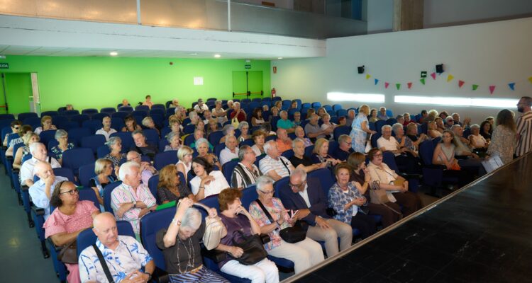 Asistentes a la inauguración de la 40º Semana de los Mayores de Carabanchel