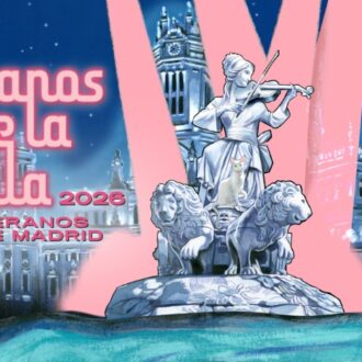 Cartel de Veranos de la Villa 2026 con la Fuente de Cibeles, la diosa tocando el violín y un gato sobre el monumento, con el Palacio de Cibeles iluminado al fondo.