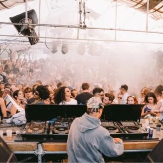 Imagen de un DJ durante una actuación musica