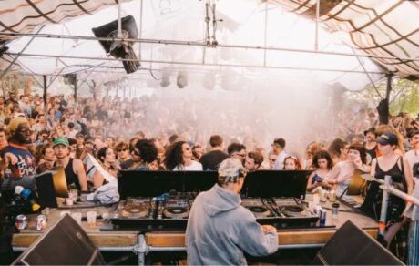 Imagen de un DJ durante una actuación musica