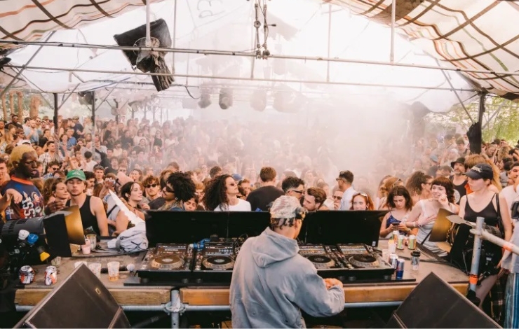Imagen de un DJ durante una actuación musica
