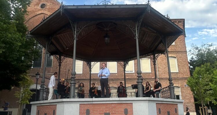 El concejal Jaime González Taboada en el concierto realizado en la renovada plaza de Chamberí