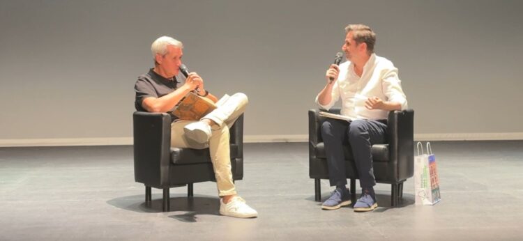 El crítico e historiador cinematográfico Guillermo Balmori y el periodista y presentador Víctor Arribas durante el coloquio.