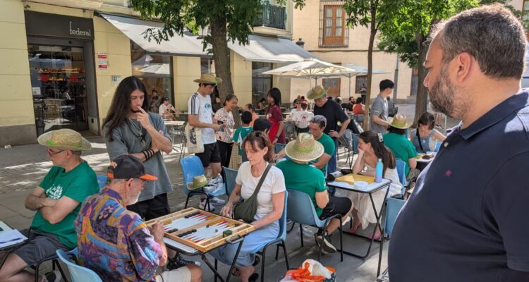El concejal de Centro, Carlos Segura junto a los participantes del Festival de Deportes Mentales La Didáctica