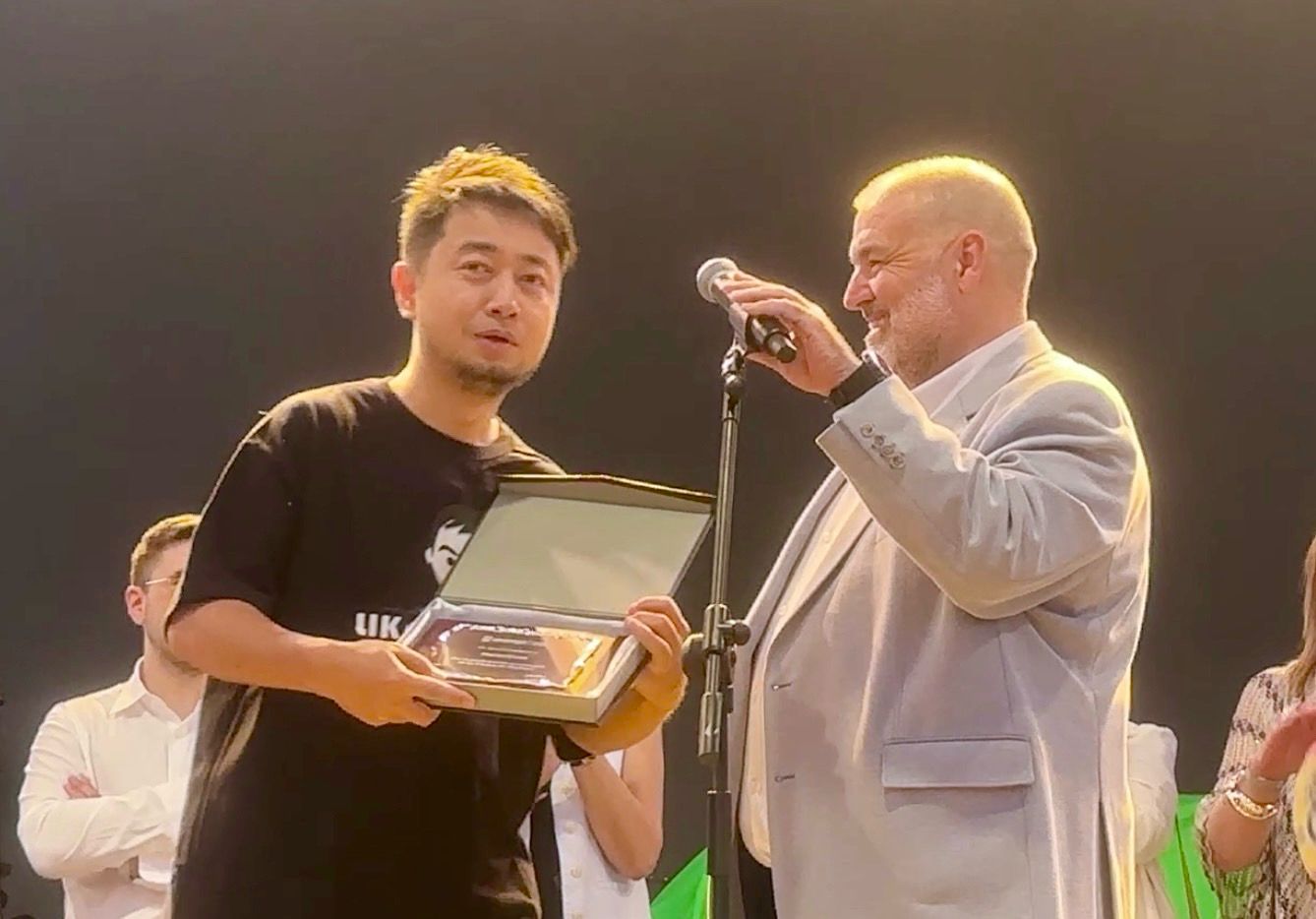 El concejal del distrito, Ángel Ramos, junto al influencer Masterchen en el pregón de las fiestas de Vicálvaro