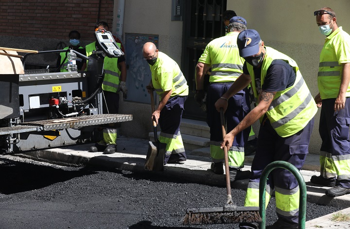 Operarios trabajando en el asfaltado de una calle (imagen de archivo)