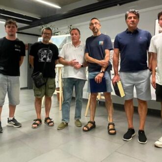 El concejal Jaime González Taboada con los ganadores del Certamen de Pintura Rápida de Primavera
