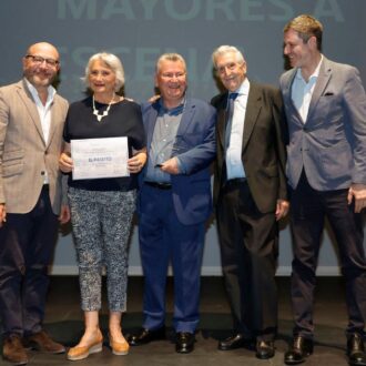 El delegado de Políticas Sociales, Familia e Igualdad, José Fernández, con los ganadores del certamen, el grupo de teatro 'Margarita Salas'