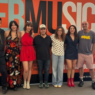 La concejala de Tetuán, Paula Gómez-Angulo, con los artistas de la primera edición de VERMÚSICA