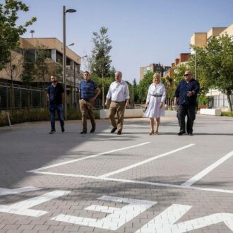 La delegada de Obras y Equipamientos, Paloma García Romero, durante su visita a la calle de Oberón