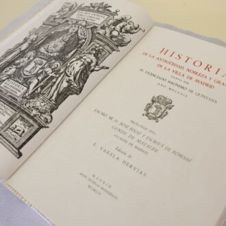 Ejemplar de 'A la muy antigua, noble y coronada Villa de Madrid. Historia de su Antigüedad, Nobleza y Grandeza', de Jerónimo de la Quintana.