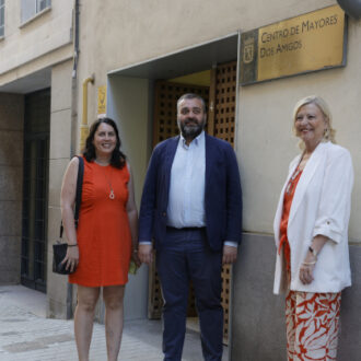García Romero visita el entorno del Centro Municipal de Mayores Dos Amigos de Centro