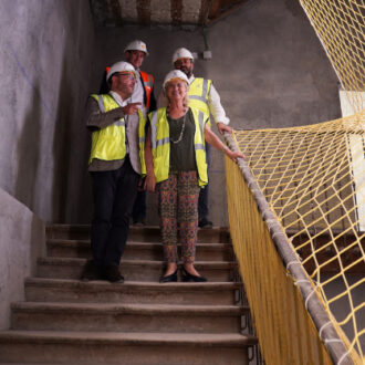 García Romero, Fernández y Segura visitan las obras del Palacio de la Duquesa de Sueca para habilitar dos nuevos equipamientos sociales