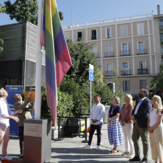 Fernández, acompañado por otros miembros del equipo de Gobierno, ha participado hoy en el izado de la bandera LGTBI