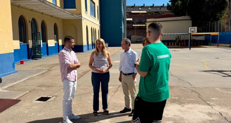 La concejala de Ciudad Lineal, Nadia Álvarez, ha visitado el CEIP Leopoldo Alas, uno de los dos centros que albergan los campamentos de verano de Ciudad Lineal