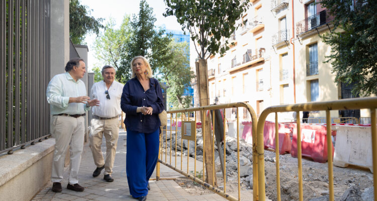 La delegada y el concejal durante la visita caminando por la calle