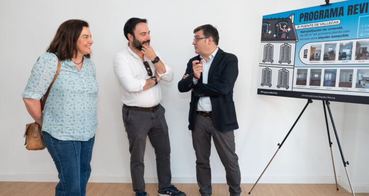 El delegado de Políticas de Vivienda y presidente de EMVS Madrid, Álvaro González, junto al concejal de Puente de Vallecas, Ángel Niño, durante la visita a las viviendas rehabilitadas