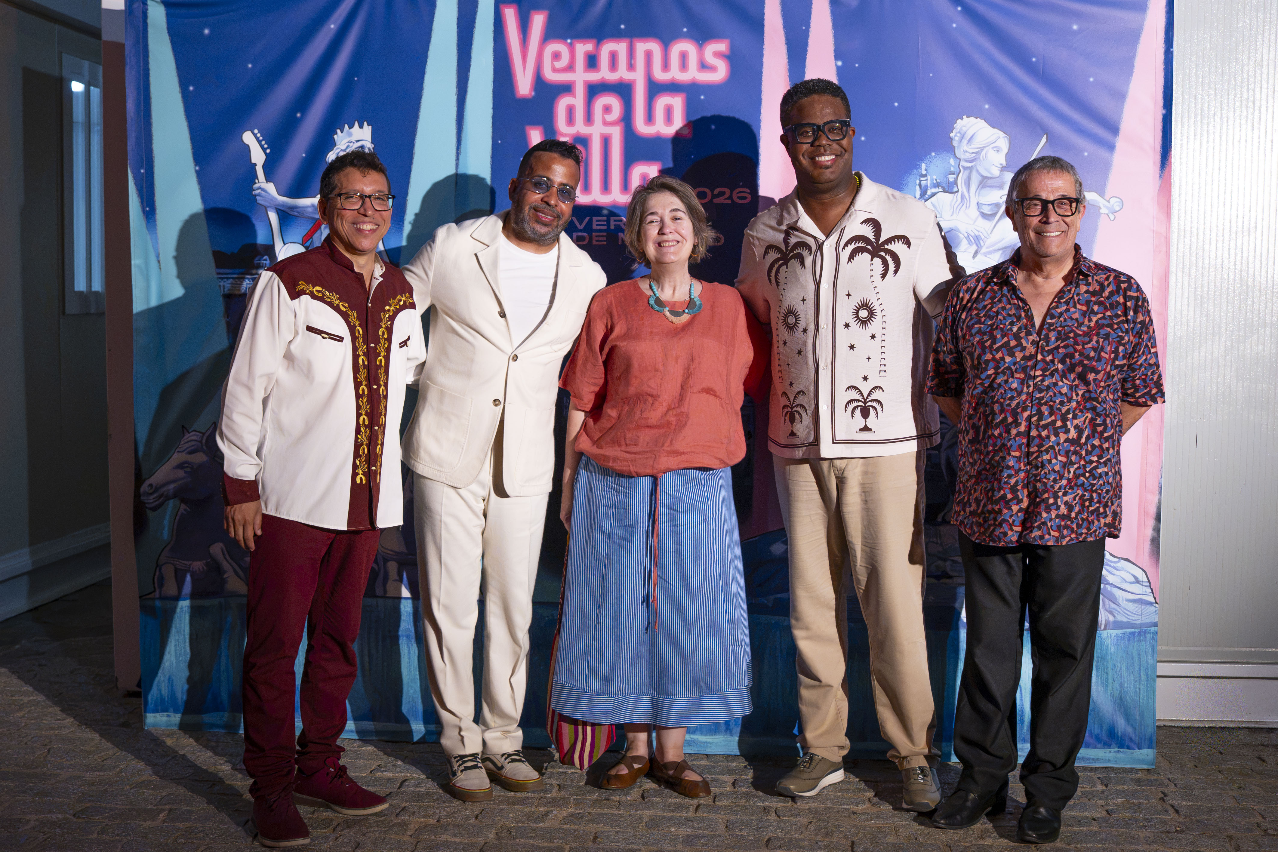 La delegada de Cultura, Turismo y Deporte, Marta Rivera de la Cruz, posa con los artistas del concierto