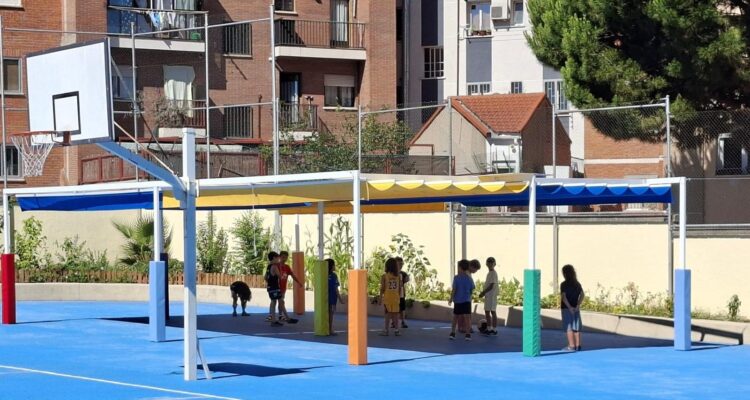 Escolares en el CEIP Leopoldo Alas, uno de los dos centros que albergan los campamentos de verano de Ciudad Lineal