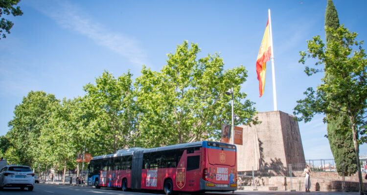 Imagen de un autobús de la EMT con el vinilo de apoyo a la selección española de fútbol