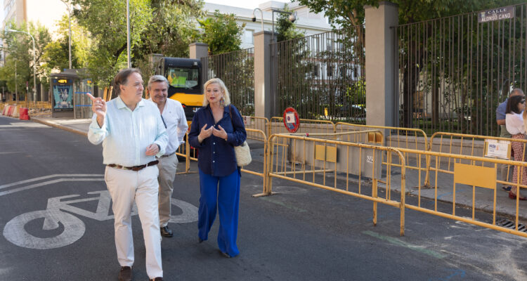 La delegada y el concejal durante la visita caminando por la calle