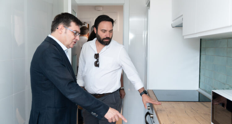 El delegado de Políticas de Vivienda y presidente de EMVS Madrid, Álvaro González, junto al concejal de Puente de Vallecas, Ángel Niño, durante la visita a las viviendas rehabilitadas