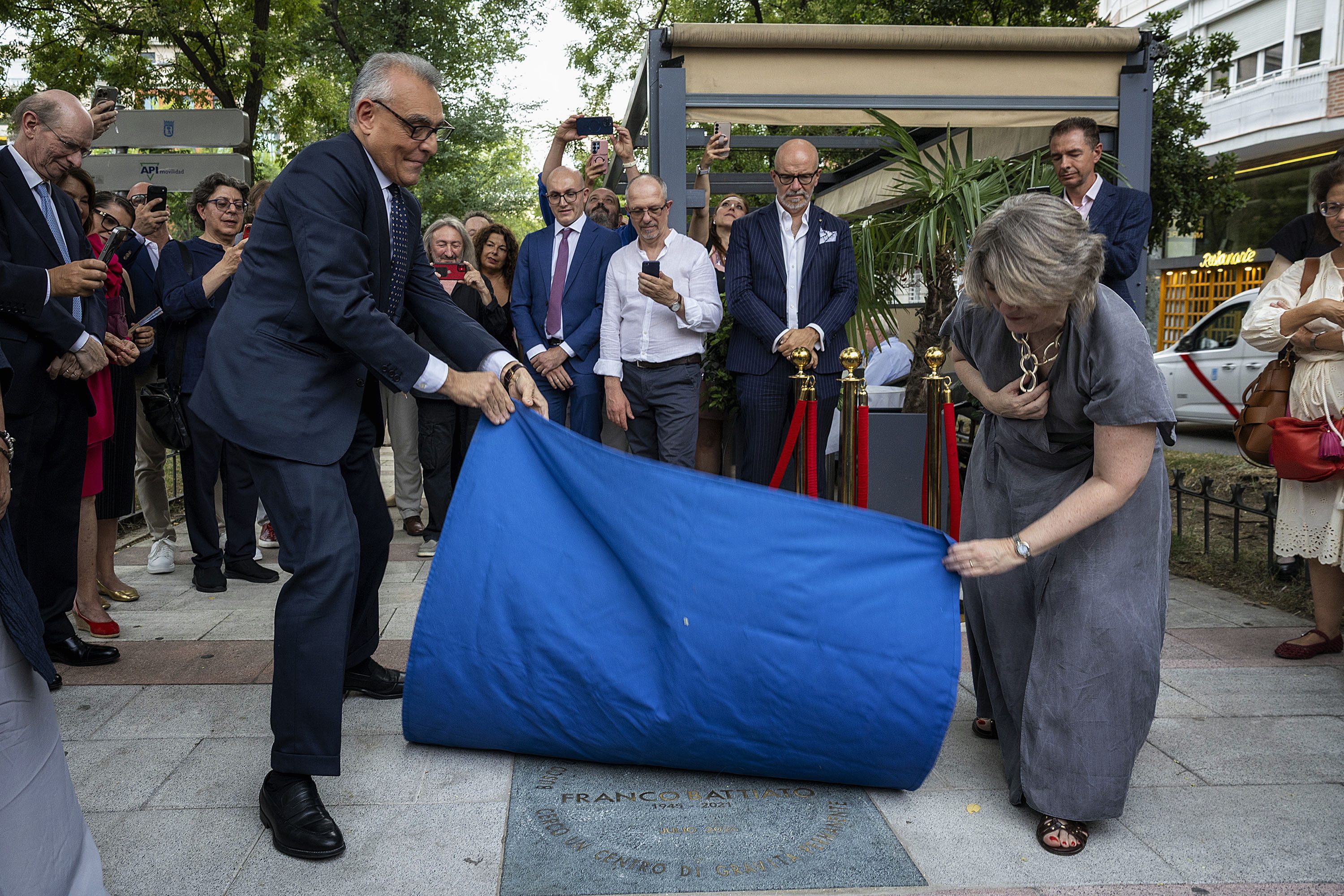 La delegada de Cultura, Turismo y Deporte, Marta Rivera de la Cruz, descubriendo la placa dedicada a Franco Battiato