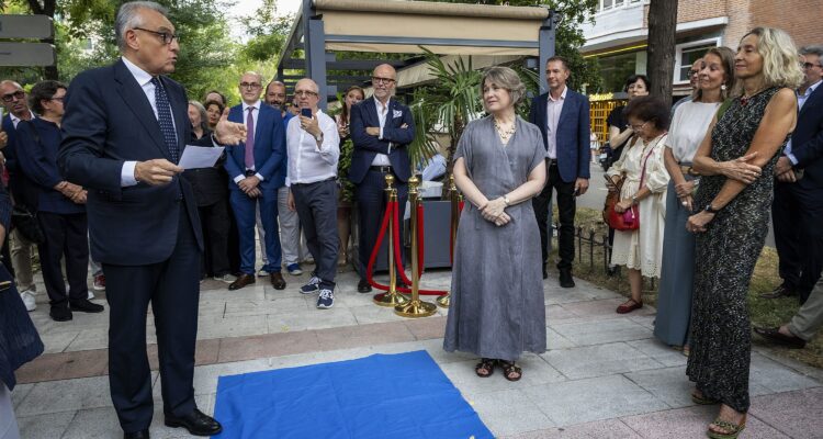 La delegada de Cultura, Turismo y Deporte, Marta Rivera de la Cruz, inaugura la placa dedicada al artista italiano Franco Battiato