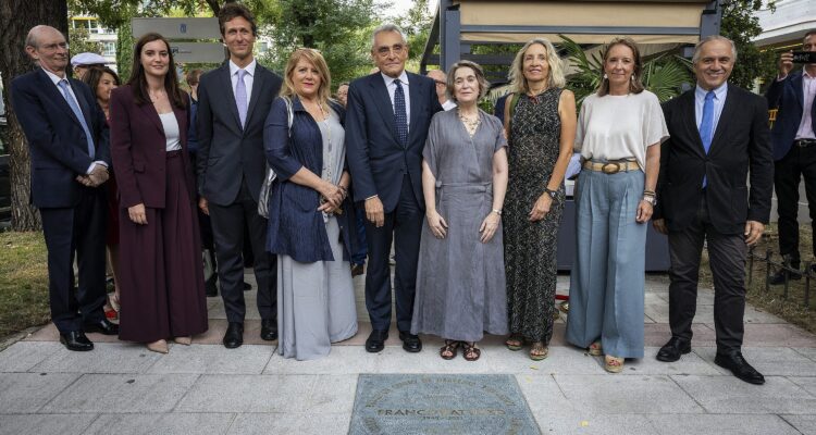 La delegada de Cultura, Turismo y Deporte, Marta Rivera de la Cruz, inaugura la placa dedicada al artista italiano Franco Battiato