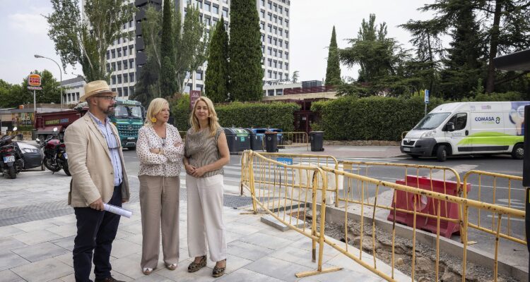 La delegada de Obras y Equipamientos, Paloma García Romero, ha visitado los trabajos junto a la concejala de Ciudad Lineal, Nadia Álvarez