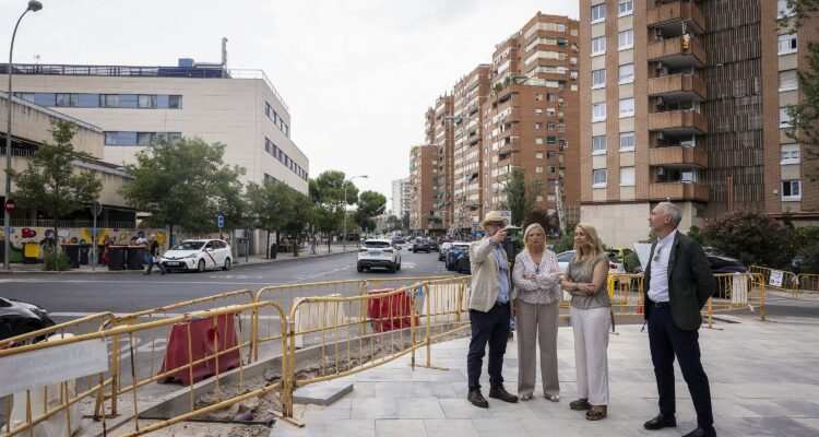La delegada de Obras y Equipamientos, Paloma García Romero, ha visitado los trabajos junto a la concejala de Ciudad Lineal, Nadia Álvarez