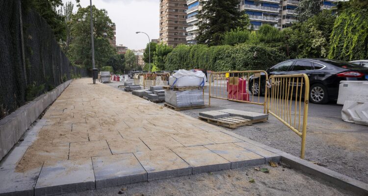La delegada de Obras y Equipamientos, Paloma García Romero, ha visitado los trabajos junto a la concejala de Ciudad Lineal, Nadia Álvarez