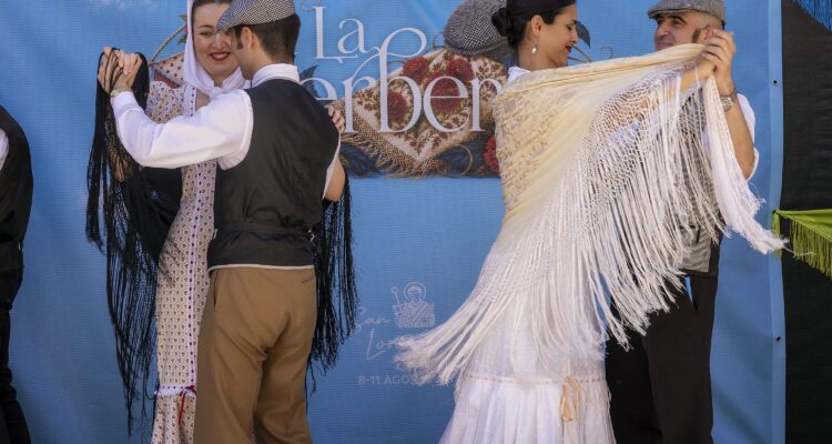 Parejas bailando chotis durante la presentación de las fiestas de agosto de Centro