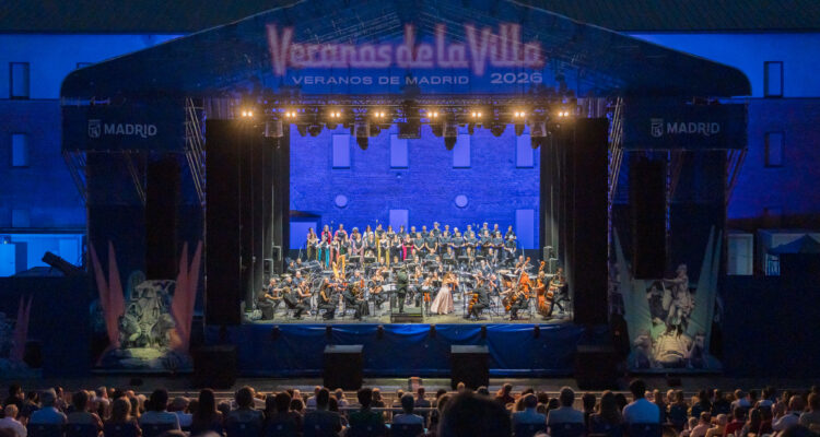 Imagen del concierto de zarzuela celebrado anoche en el patio central de Conde Duque