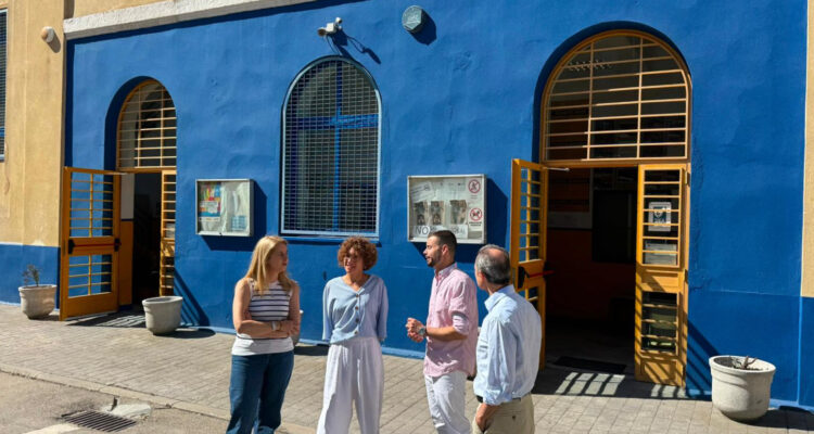 La concejala de Ciudad Lineal, Nadia Álvarez, ha visitado el CEIP Leopoldo Alas, uno de los dos centros que albergan los campamentos de verano de Ciudad Lineal