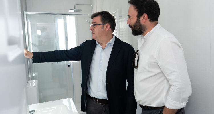 El delegado de Políticas de Vivienda y presidente de EMVS Madrid, Álvaro González, junto al concejal de Puente de Vallecas, Ángel Niño, durante la visita a las viviendas rehabilitadas