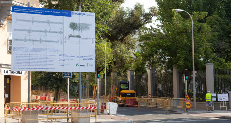Calle Alonso Cano en obras con vallas y maquinaría