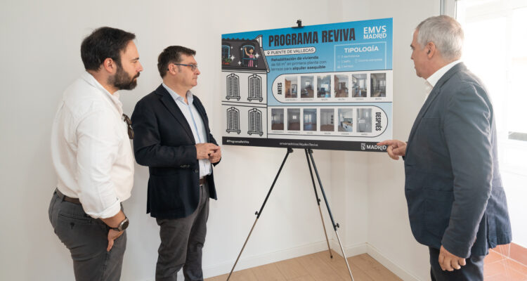 El delegado de Políticas de Vivienda y presidente de EMVS Madrid, Álvaro González, junto al concejal de Puente de Vallecas, Ángel Niño, durante la visita a las viviendas rehabilitadas