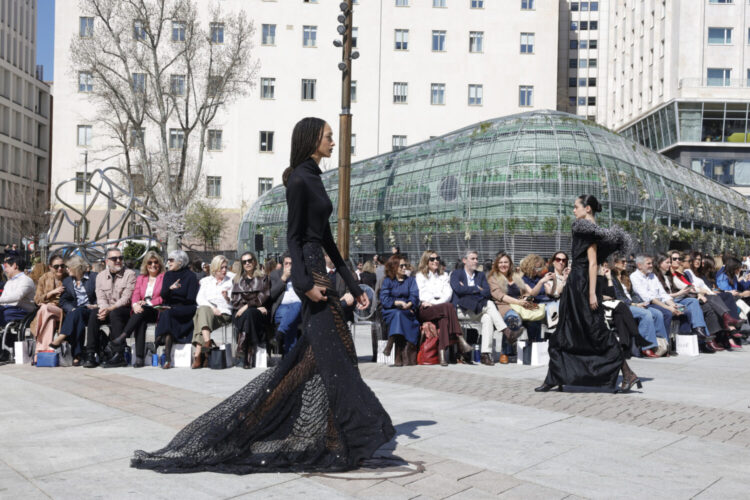 Modelos desfilando en la inauguración de la Semana de la Moda de marzo de 2026, en la plaza de España