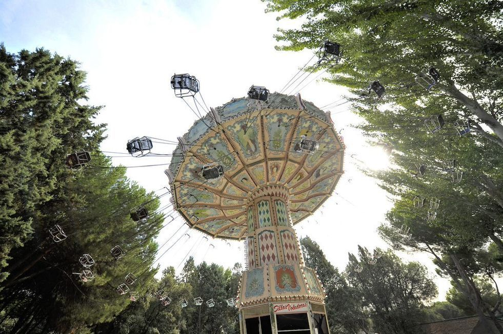 Sillas voladoras en el parque de atracciones