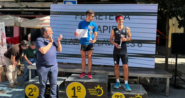 El concejal Carlos Segura con los ganadores de la carrera del XLIV Trofeo de San Lorenzo en Lavapiés